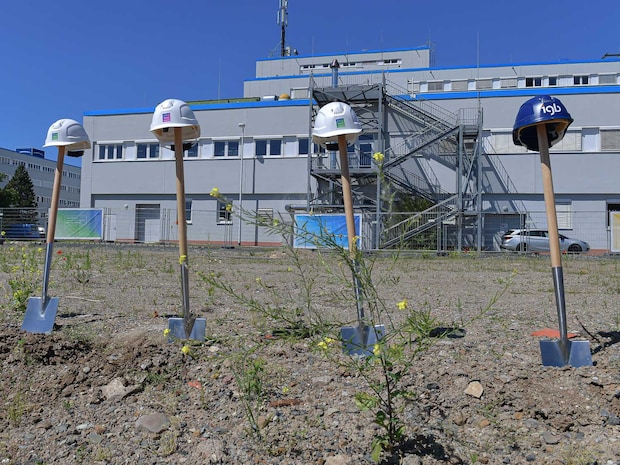 Four spades for the groundbreaking ceremony