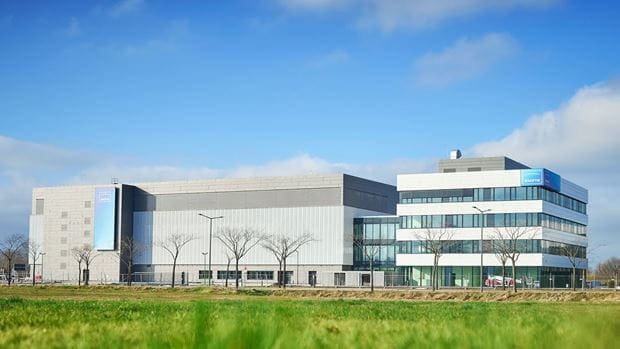 Side view of the new Dresden fab