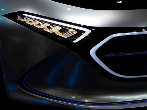 Autofront mit Scheinwerfer, Design durch Lackabtrag mit Laser