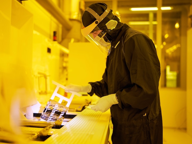 Jenoptik employee in the manufacture of micro-optical components