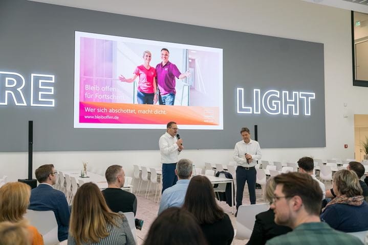 Stefan Traeger and Robert Habeck talk to employees