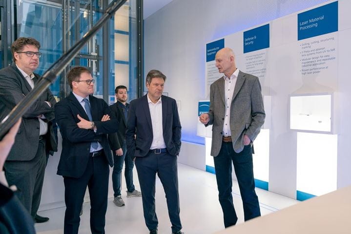 Jenoptik employee talks to Federal Minister Robert Habeck