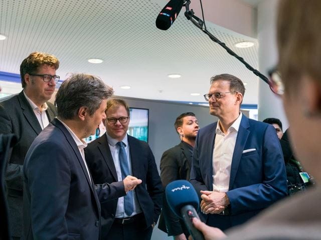 Stefan Traeger welcomes the Minister