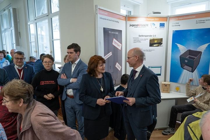 people watch the project presentation at the "Jugend forscht" young researchers competition Thuringia 2023