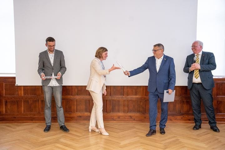 handing over of symbolical baton between competition directors