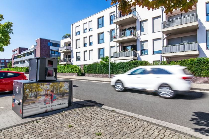 roadside semistationary traffic monitoring box